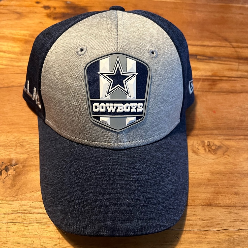 New Era Dallas Cowboys 2018 NFL Sideline Road 39THIRTY Stretch Fit Hat.